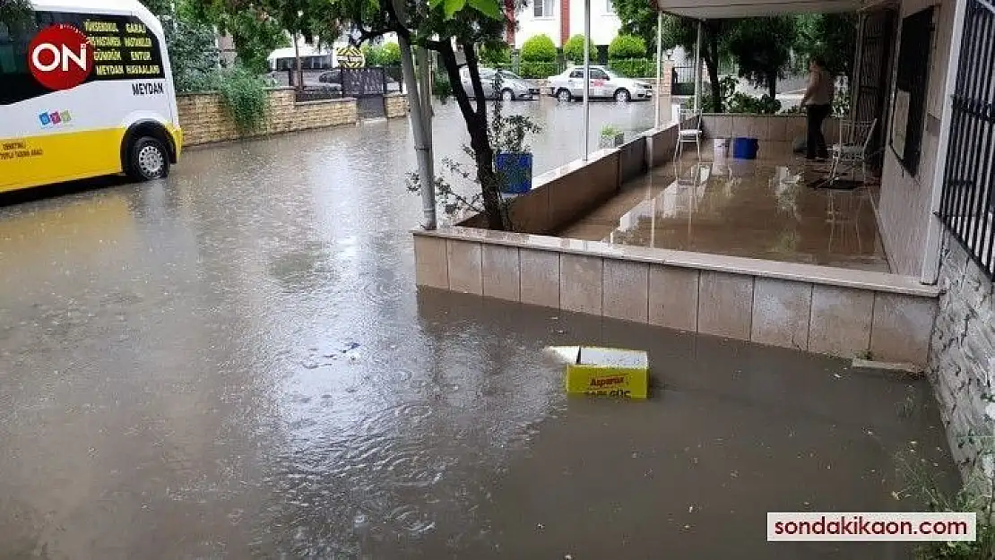 Balıkesir'de cadde ve sokaklar dereye döndü, bir işletmenin sundurması çöktü