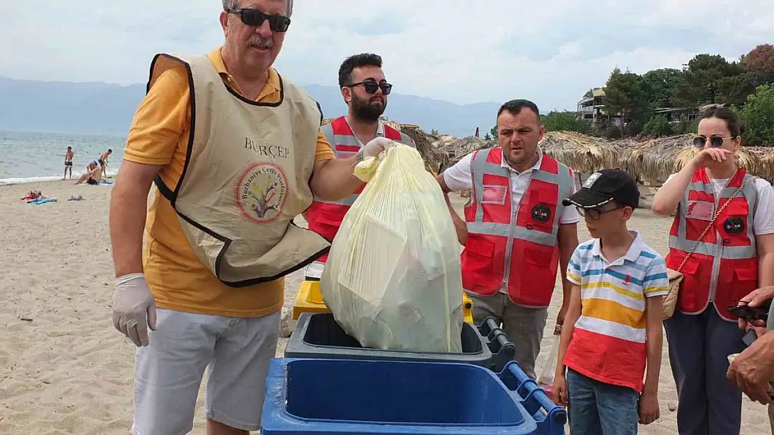 Balıkesir'de çevreciler plaj temizledi