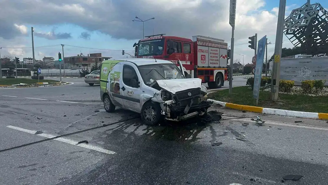 Balıkesir'de çift taraflı trafik kazası 2 yaralı