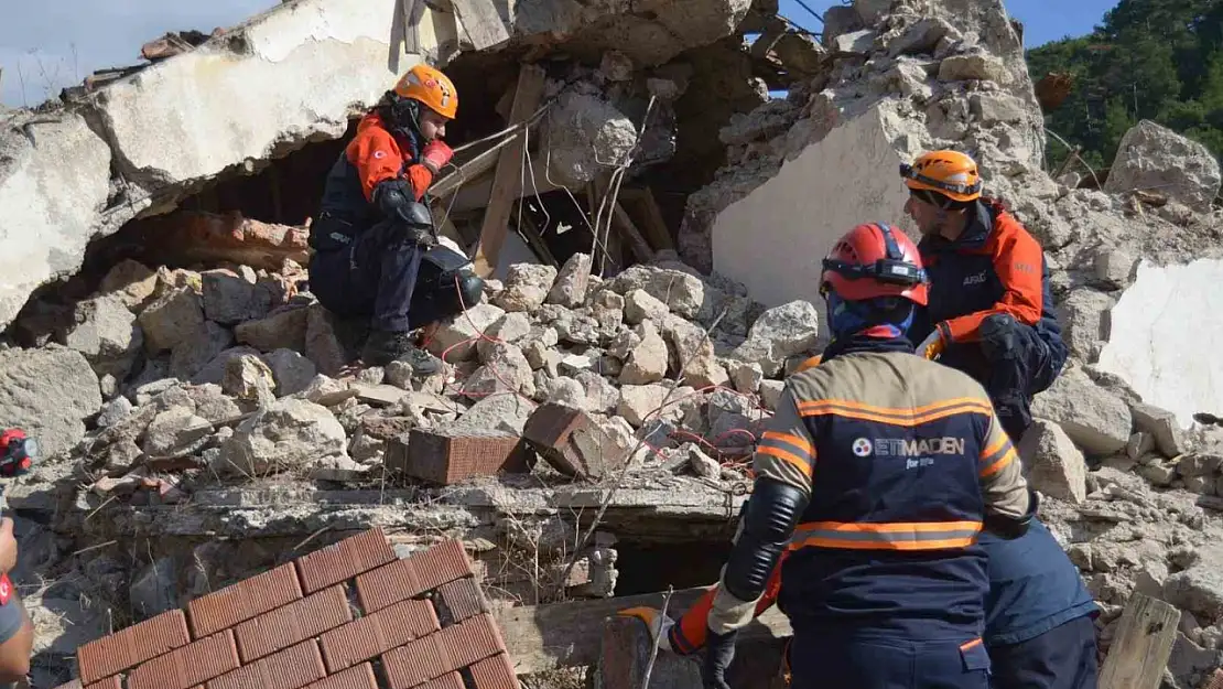 Balıkesir'de enkazda arama kurtarma tatbikatı gerçeğini aratmadı