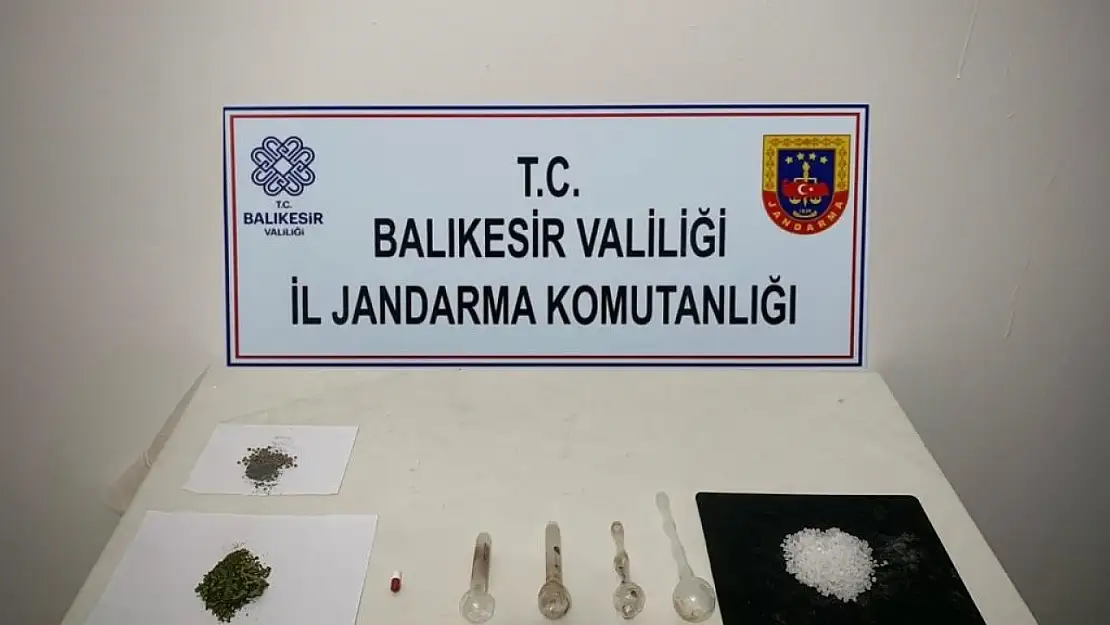 Balıkesir'de evlerinde uyuşturucu imal eden şüphelilere operasyon