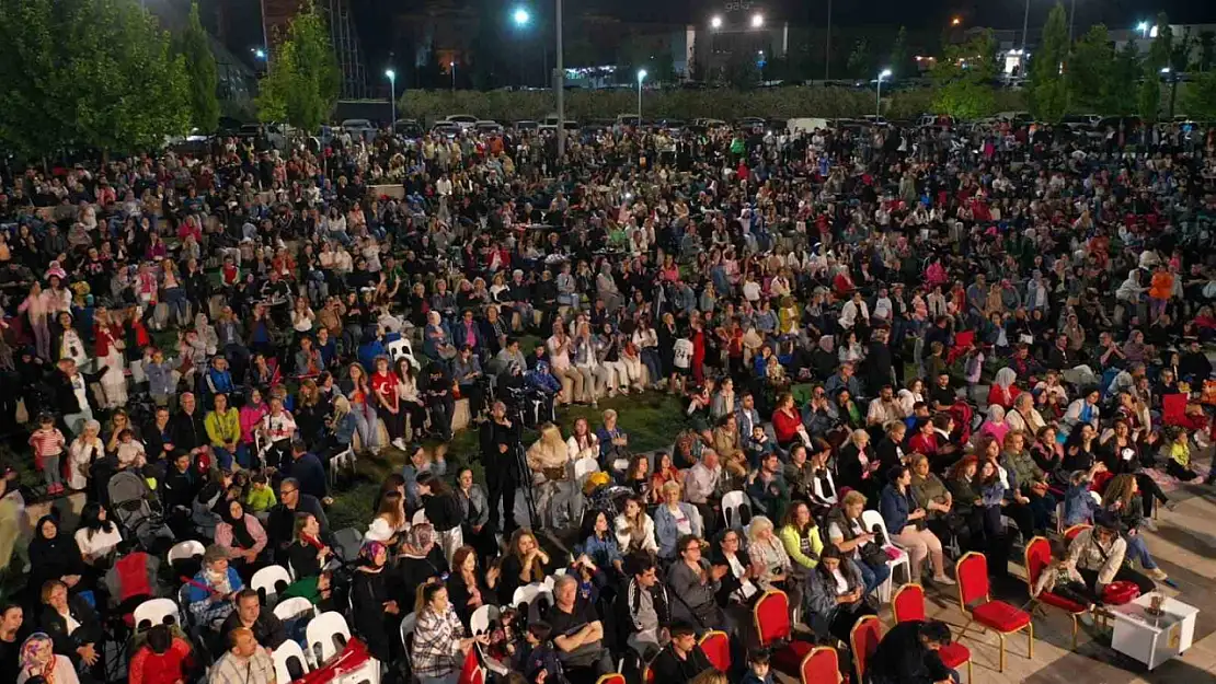Balıkesir'de Gençlik Festivali konserleri büyük ilgi gördü