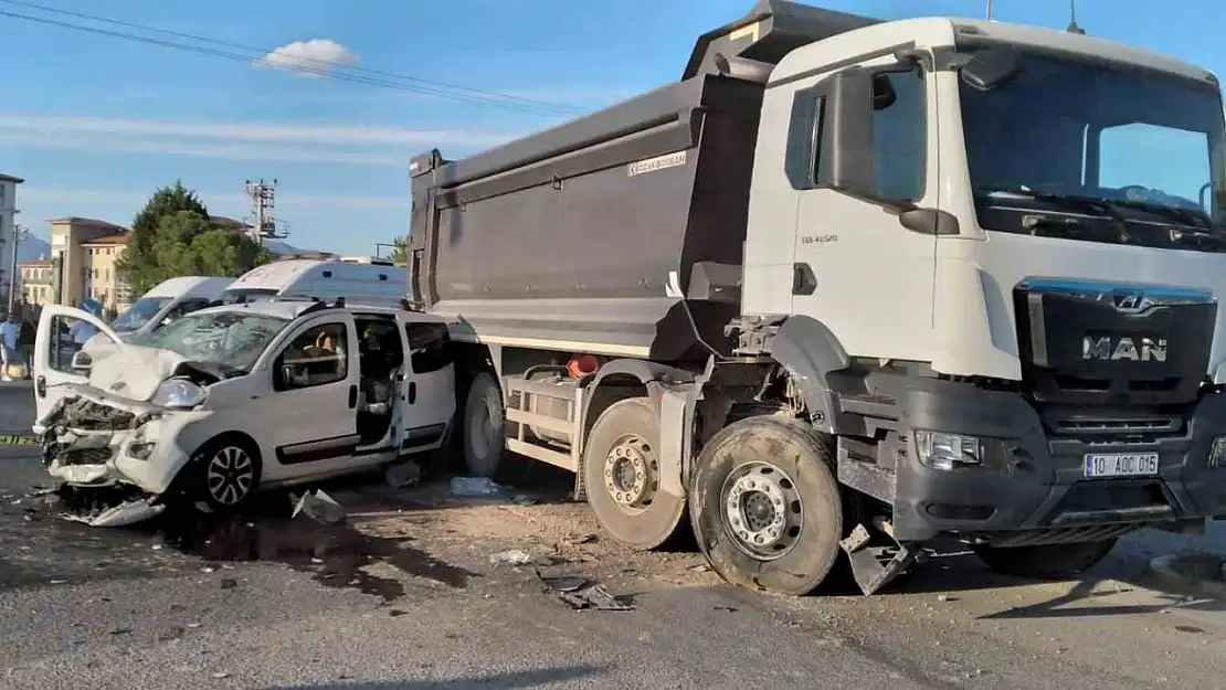 Balıkesir'de hafif ticari araçla kamyon çarpıştı: 6 yaralı