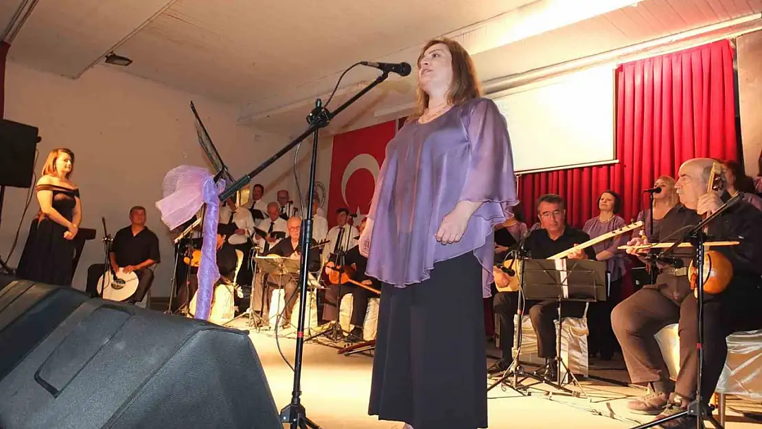 Balıkesir'de Halk Eğitimi Korosu 7'ni konserini verdi