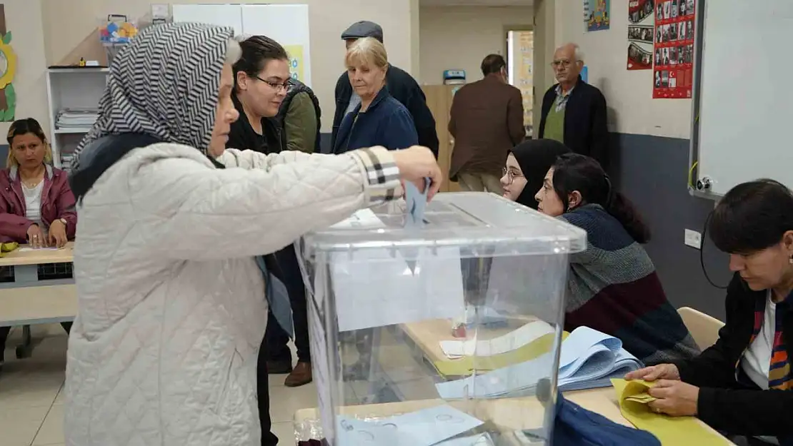 Balıkesir'de ilk oylar sandığa atıldı