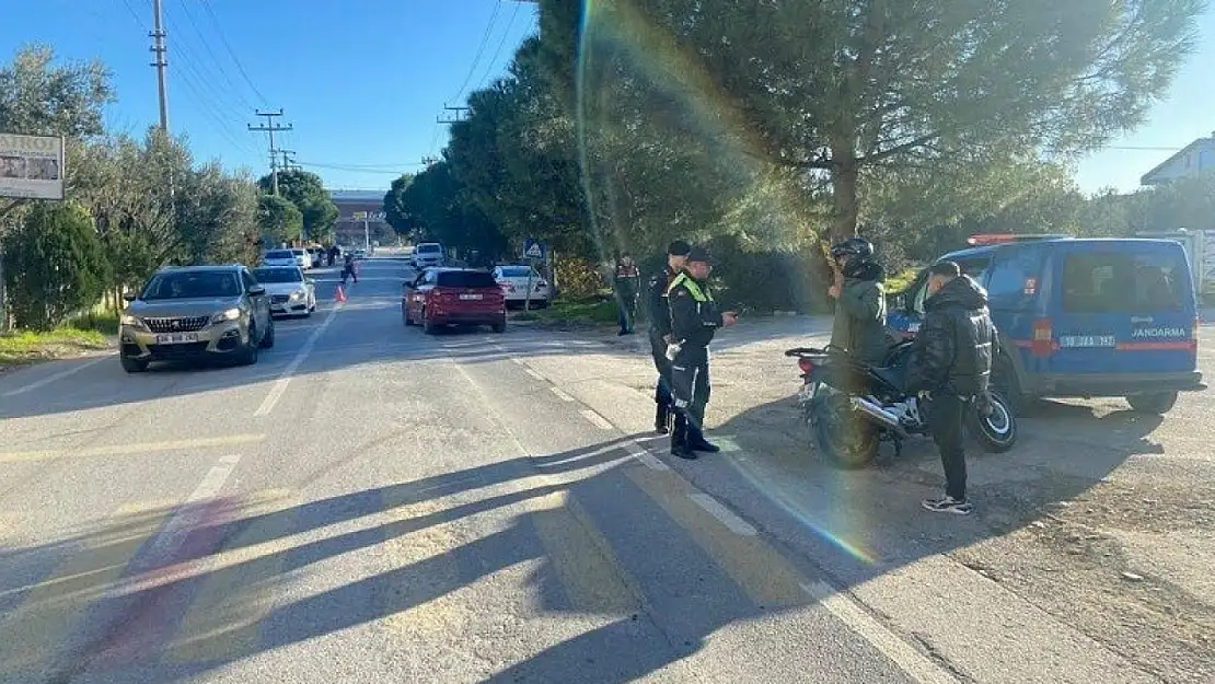 Balıkesir'de jandarma 18 aranan şahsı yakaladı