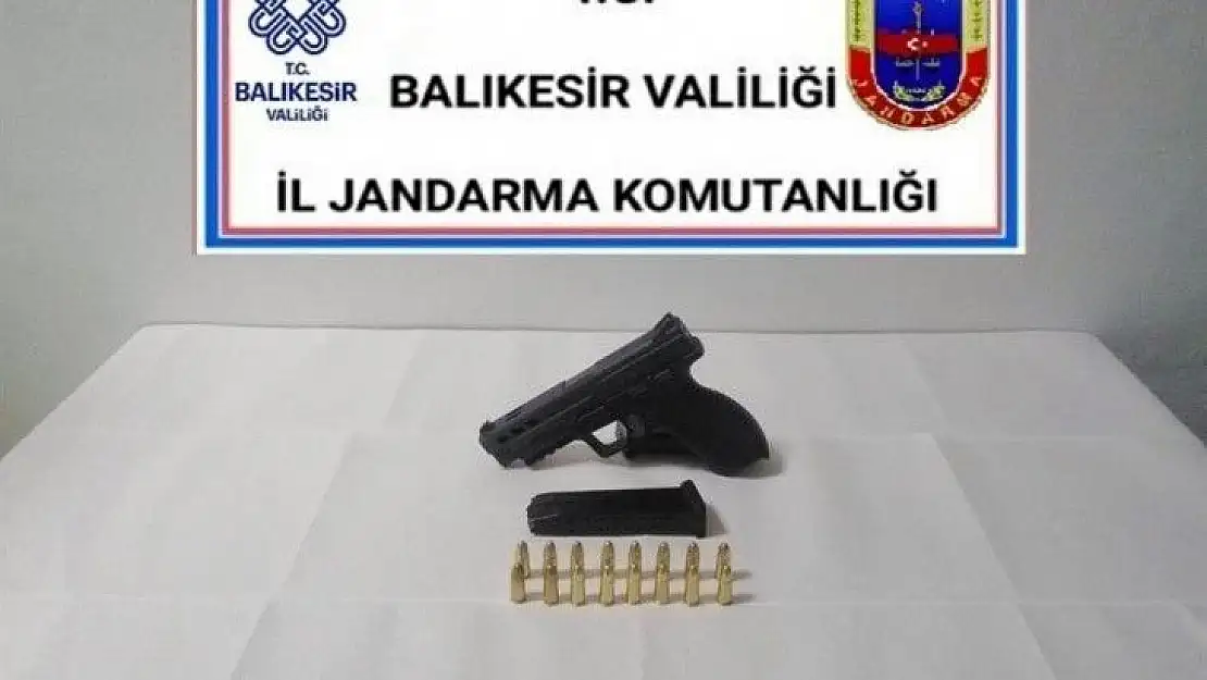 Balıkesir'de jandarma 24 aranan şahsı yakaladı