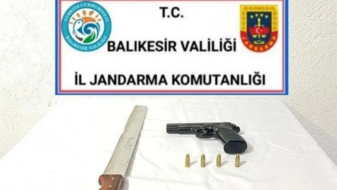 Balıkesir'de jandarma 30 aranan şahsı yakaladı