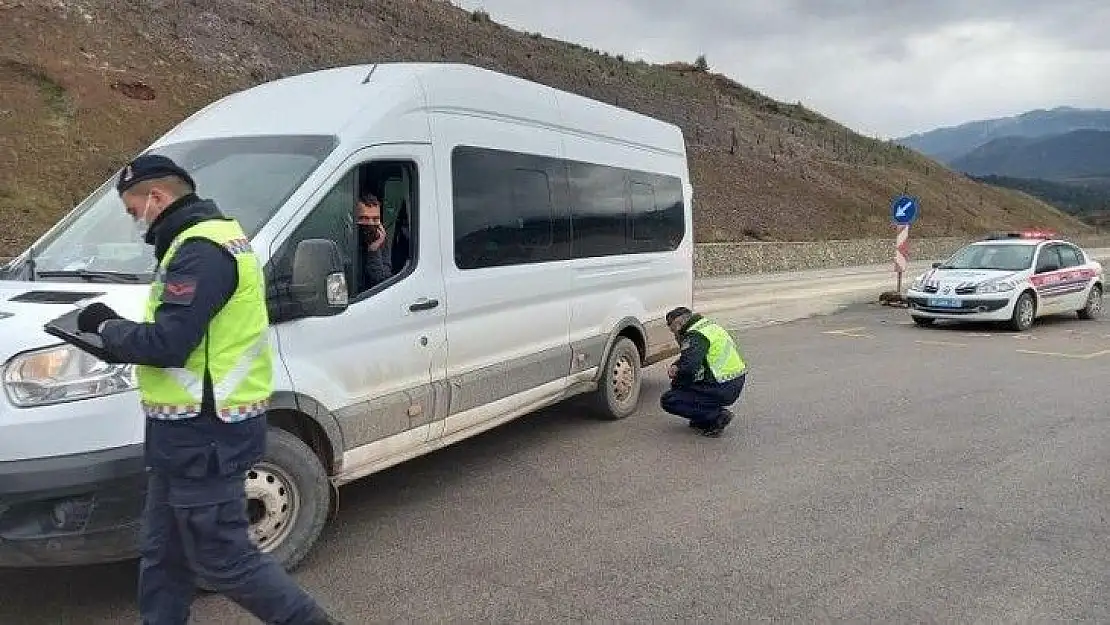 Balıkesir'de jandarmadan kar lastiği uygulaması