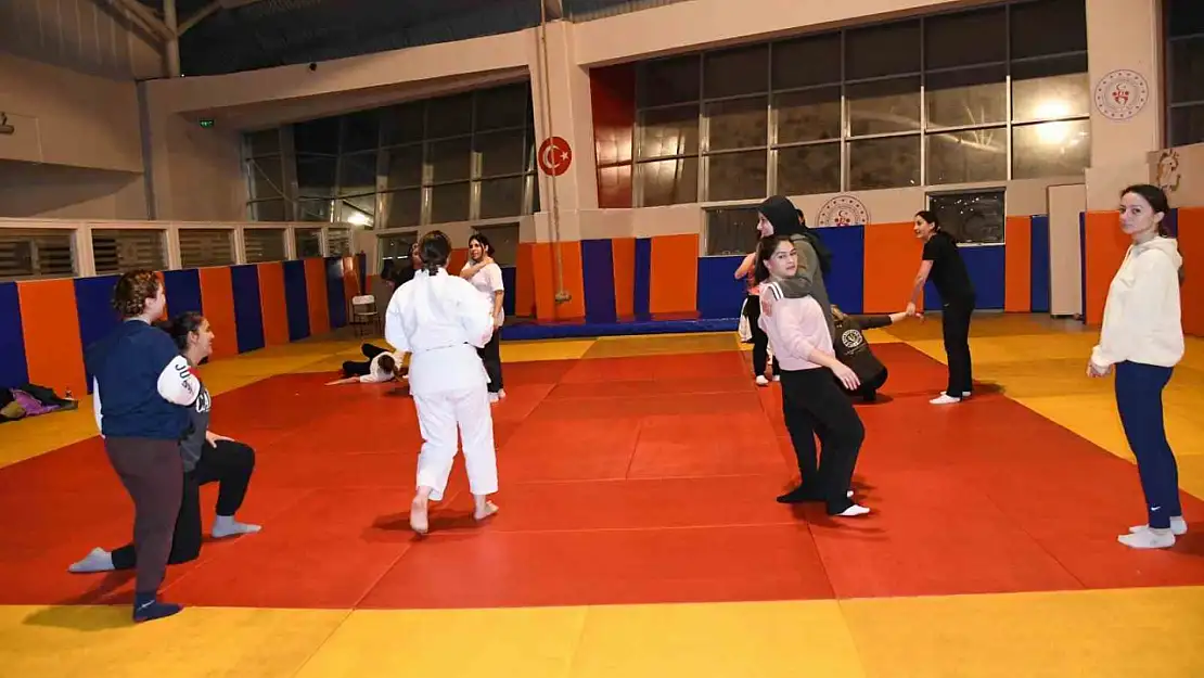 Balıkesir'de kadınlar, judo eğitimlerine başladı