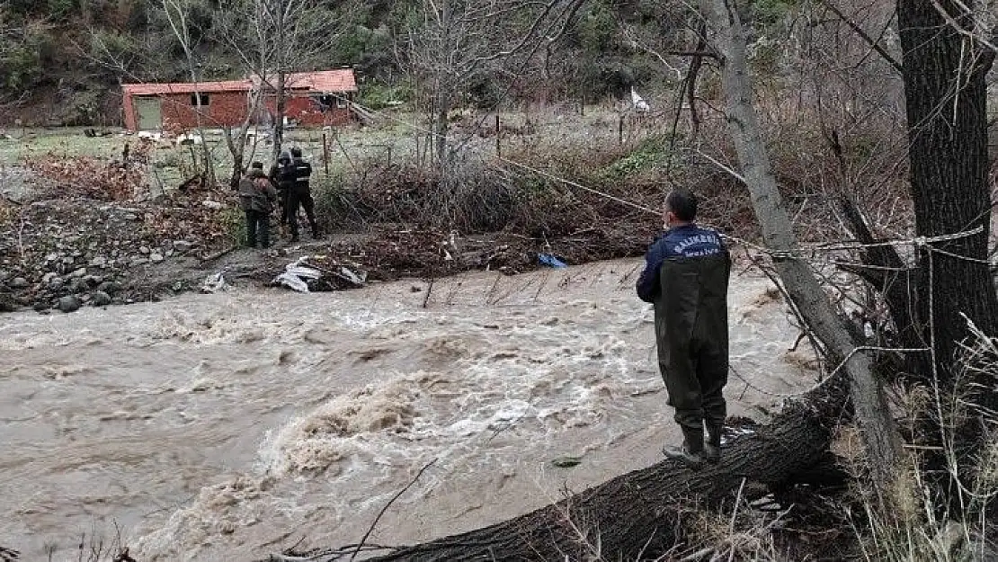 Balıkesir'de köprü yıkılması sonucu mahsur kalan baba ve oğlunu itfaiye kurtardı