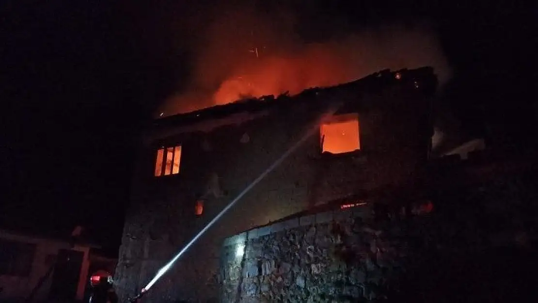 Balıkesir'de köy evi alevlere teslim oldu