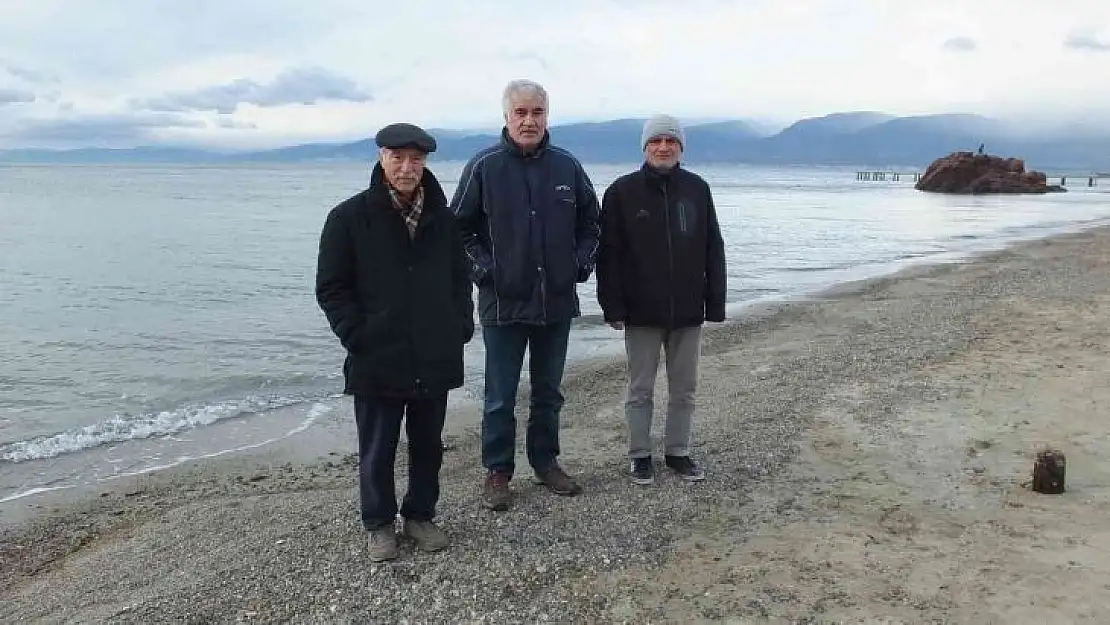 Balıkesir'de mavi bayraklı plajlar emeklilere yürüyüş mekanı oldu