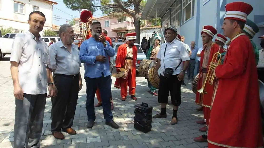 Balıkesir'de mehterli ve atlı köy düğünü ilgi gördü