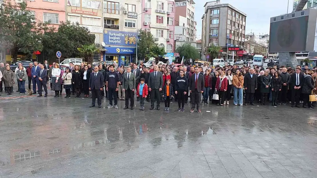 Balıkesir'de Öğretmenler Günü kutlandı, alana giren sokak köpeği de gülümsetti