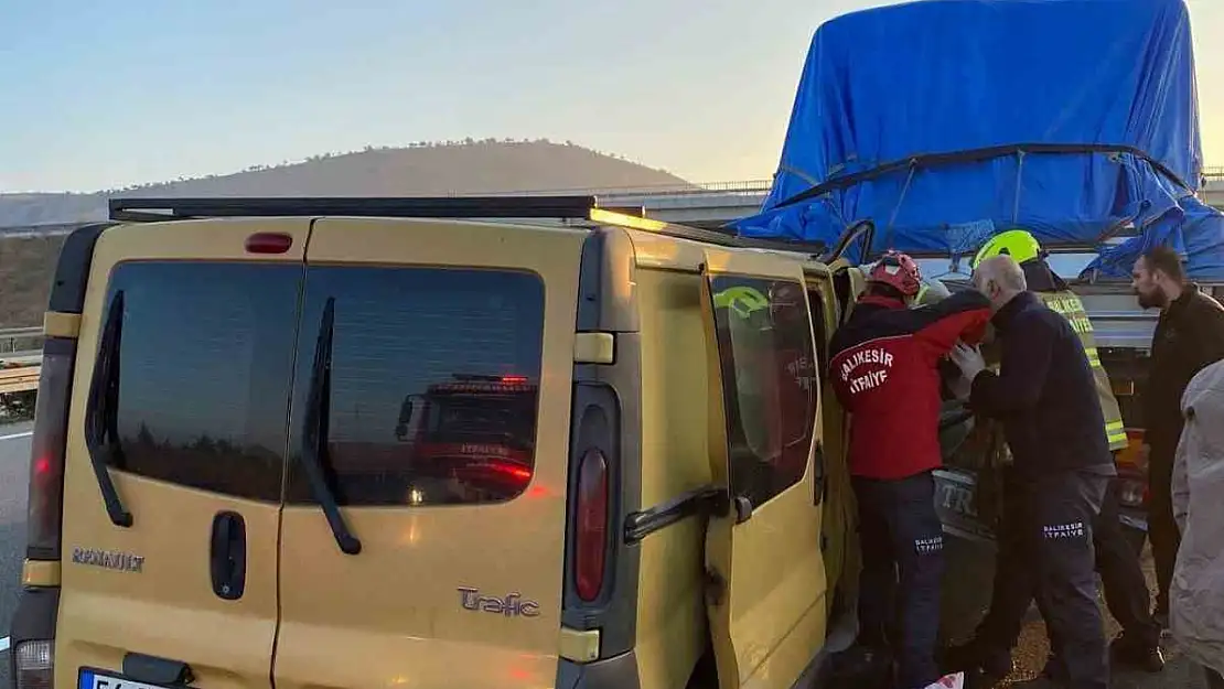 Balıkesir'de otoyolda trafik kazası: 3 yaralı