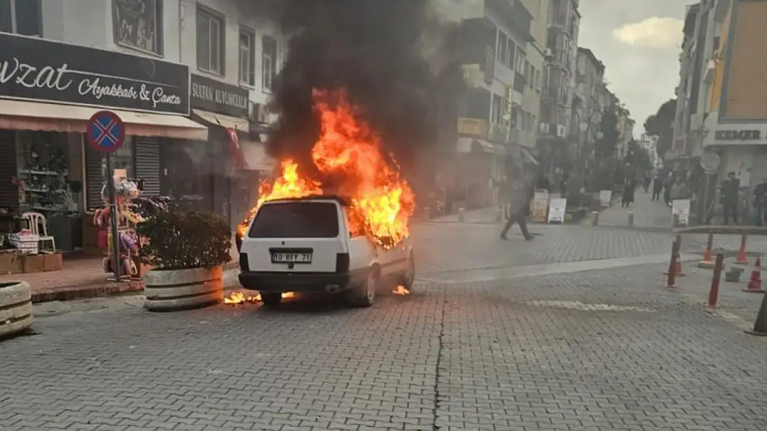 Balıkesir'de park halindeki otomobil alev topuna döndü