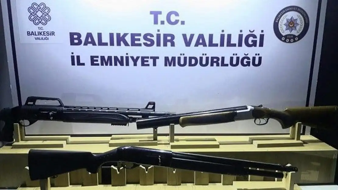 Balıkesir'de polis 2 aranan şahsı yakaladı