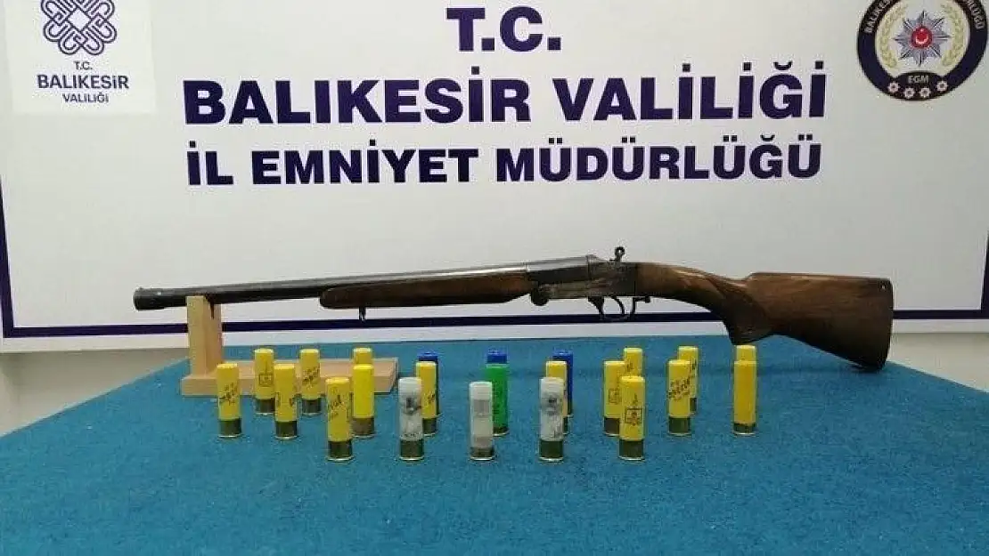 Balıkesir'de polis 2 aranan şahsı yakaladı