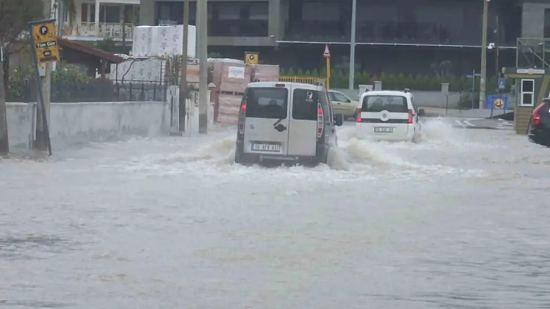 Balıkesir'de sel suları denizi bulandırdı, kabaran deniz yollara taştı