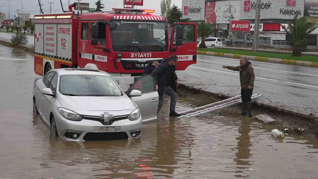 Balıkesir'de su baskınında aracı içinde mahsur kalan sürücüyü itfaiye kurtardı