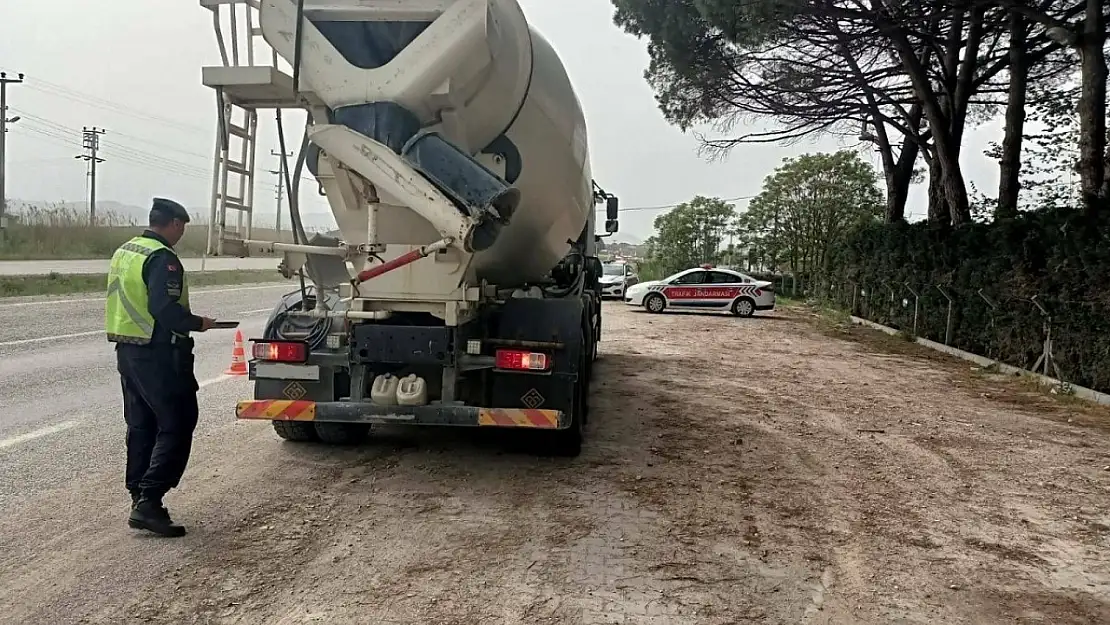 Balıkesir'de Trafik Jandarması 'Standart Dışı Işık Donanımı' denetimi yaptı