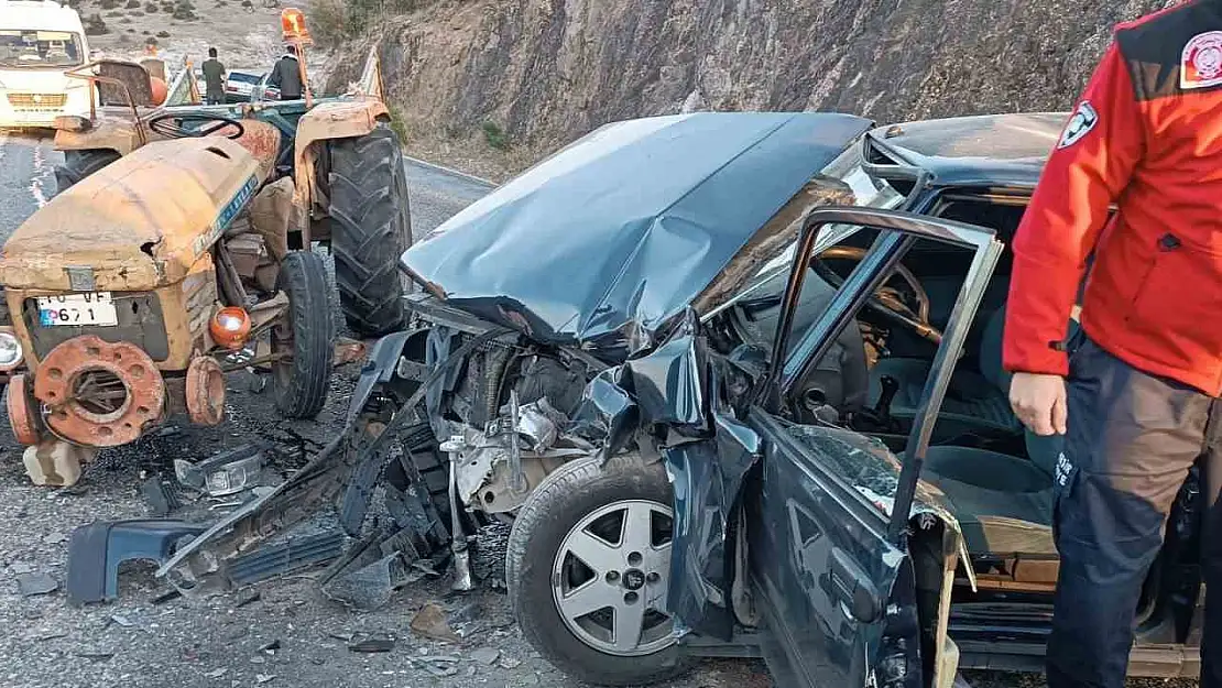 Balıkesir'de traktör ile otomobil kaza yaptı: 2 ölü