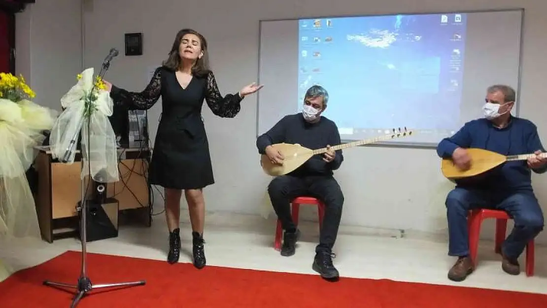 Balıkesir'de türkülü ve defileli Öğretmenler Günü kutlaması