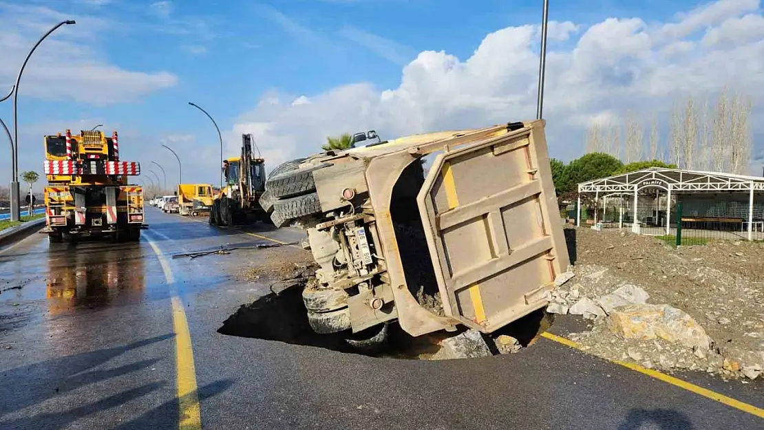 Balıkesir'de yol yarıldı, hafriyat kamyonu içine düştü