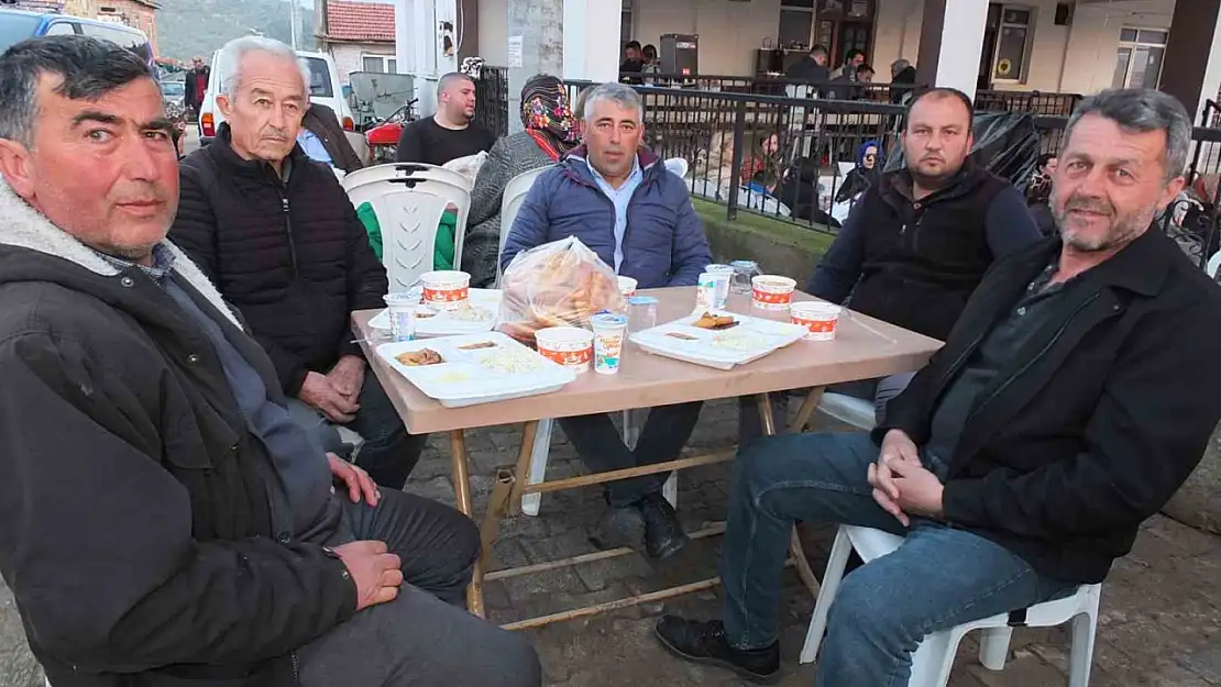 Balıkesir'de yüzlerce kişi, iftar geleneğinde buluştu