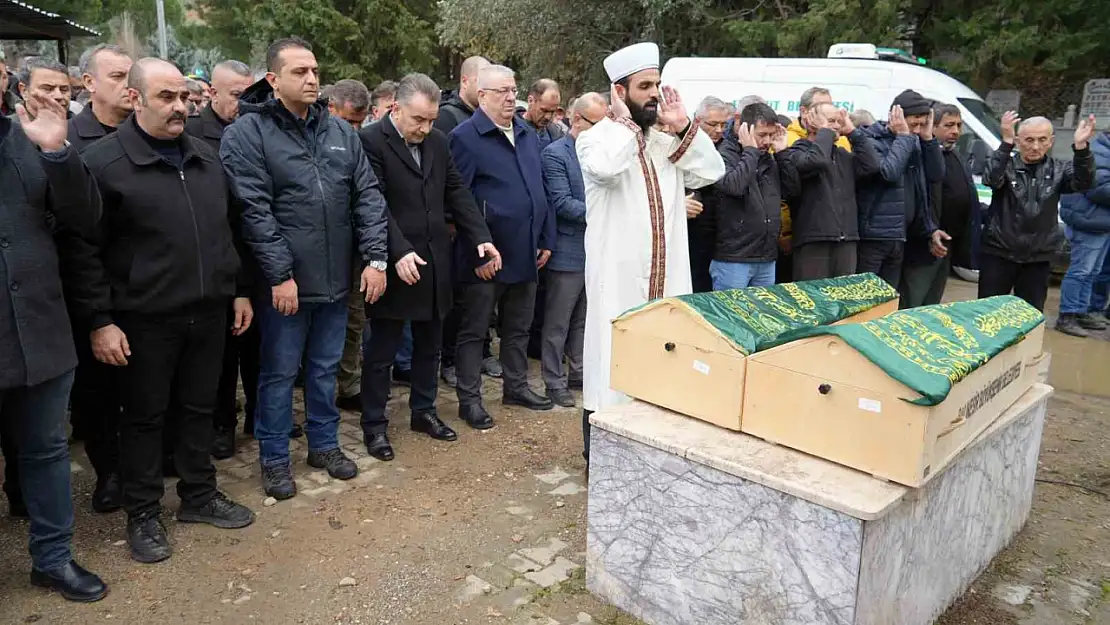 Balıkesir'deki yangında ölen kardeşler toprağa verildi