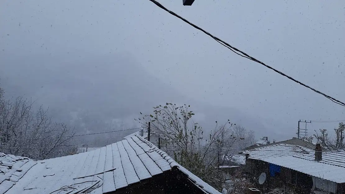 Balıkesir'in Dursunbey ilçesine mevsimin ilk karı düştü