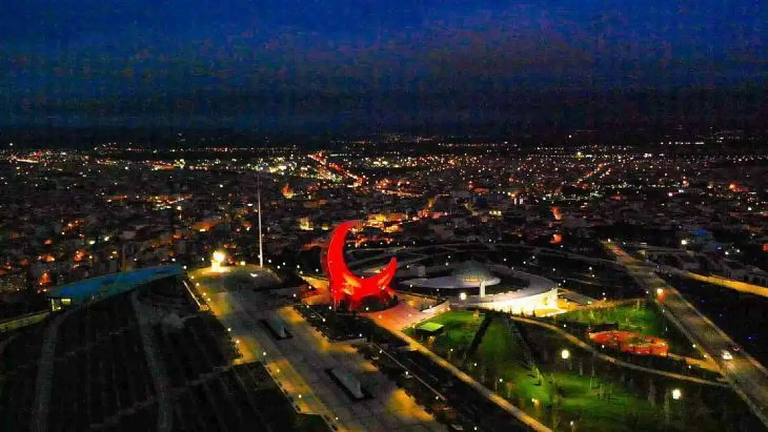 Balıkesır'in hilali gece görüntülendi