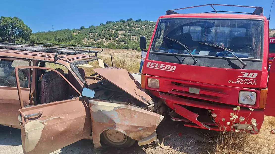 Balıkesir İvrindi'de otomobil ile kamyonet çarpıştı 8 yaralı