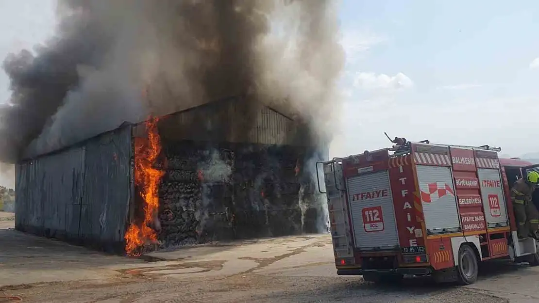 Balıkesir Susurluk'ta yangın: Saman deposu yok oldu