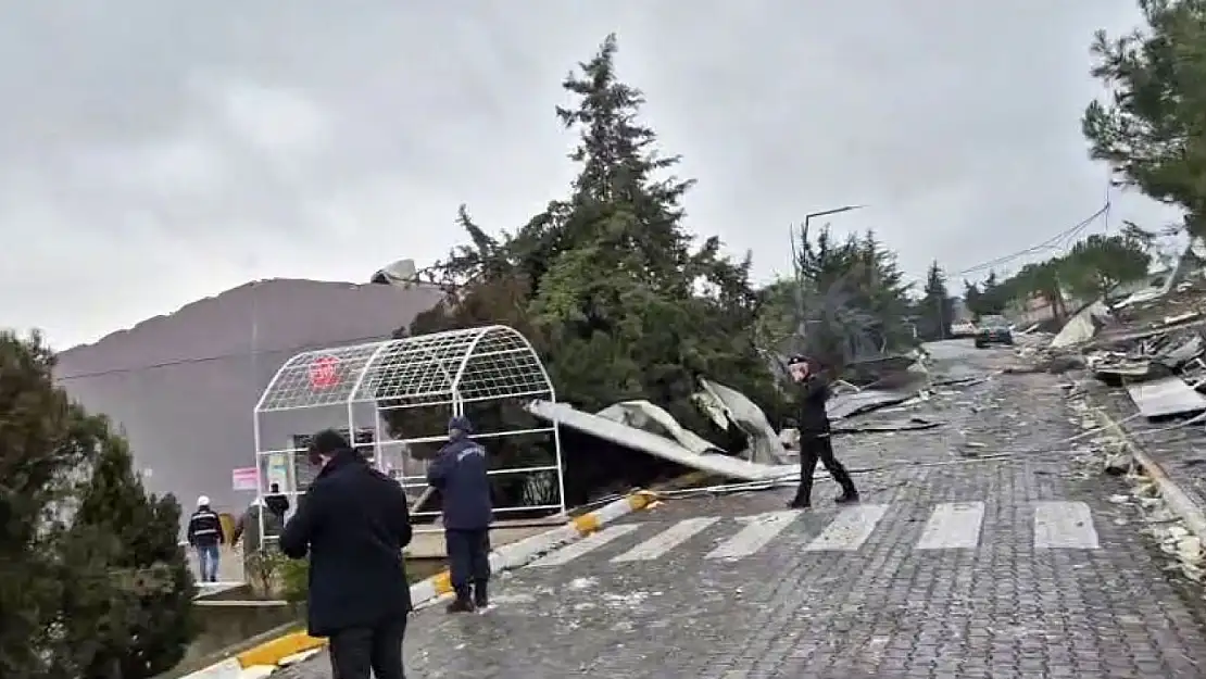 Balıkesir Valisi İsmail Ustaoğlu, Karesi'de patlayıcı üretilen fabrikada meydana gelen patlama sonucu 12 kişinin hayatını kaybettiğini, 3 kişinin yaralandığını ifade etti.