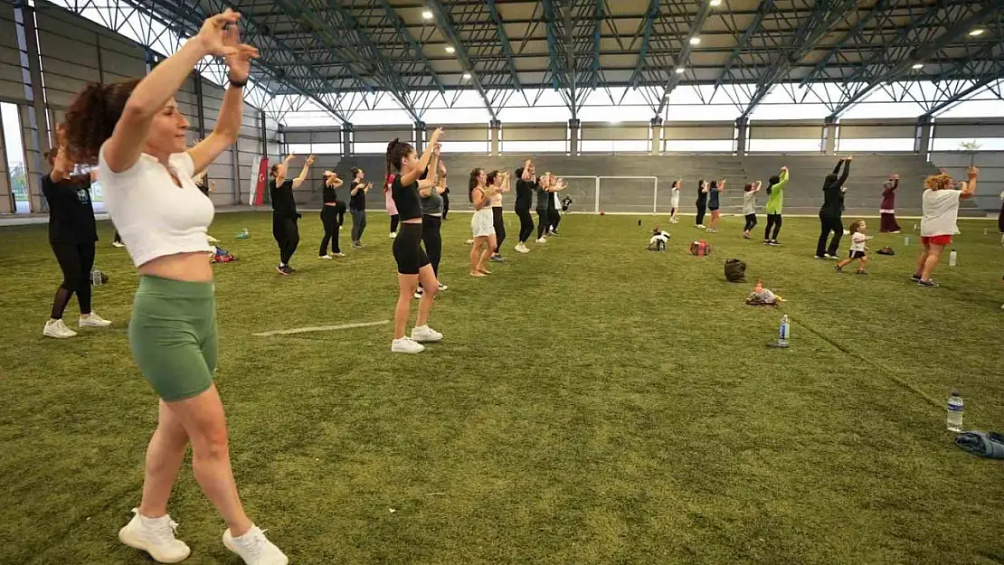 Balıkesirli kadınlar stresini zumba ile atıyor