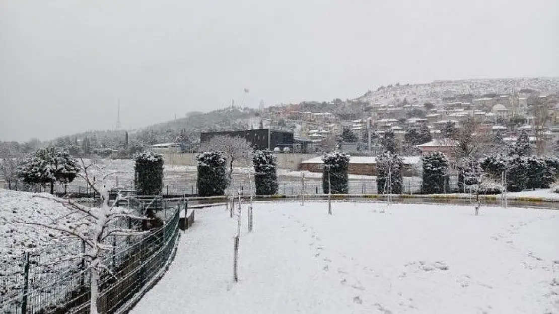 Balıkesirliler güne karla uyandı