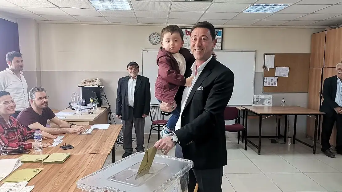 Bandırma Belediye Başkanı Tolga Tosun oyunu kullandı