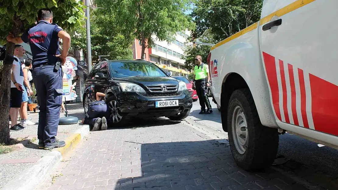 Bandırma'da arabaya sıkışan yavru kediyi itfaiye kurtardı