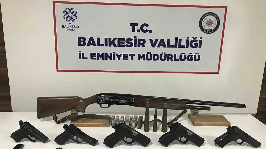 Bandırma'da çok sayıda ruhsatsız silah ele geçirildi