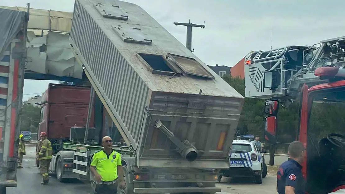 Bandırma'da dorsesi açık kalan tır üst geçide vurdu