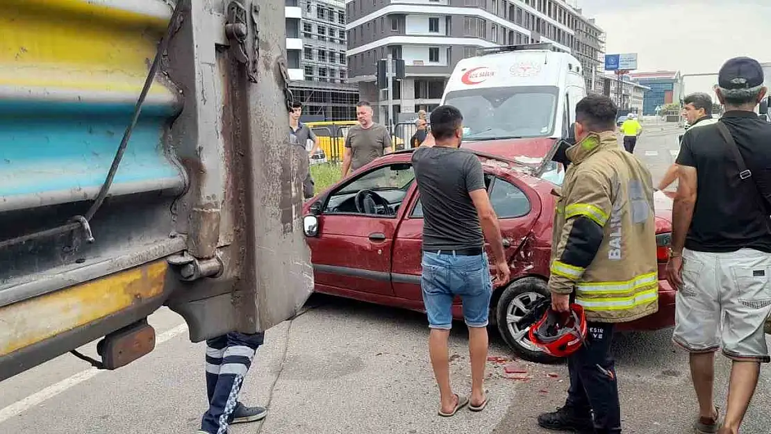 Bandırma'da feci kaza: Dorse ile otomobilin arasına sıkıştı