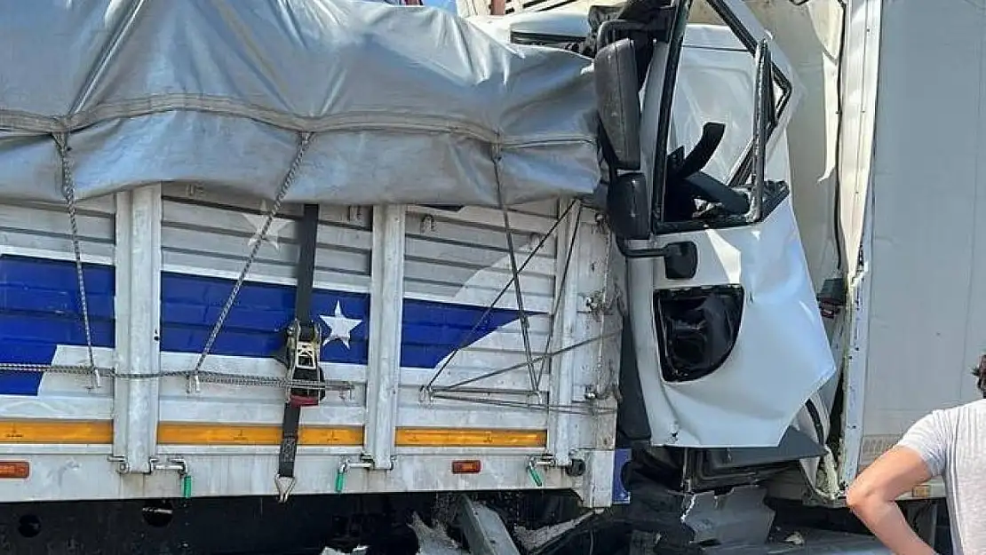 Bandırma'da kamyon hurdaya döndü: 1 yaralı