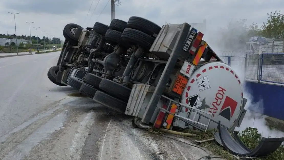 Bandırma'da kimyevi madde yüklü tanker devrildi: 1 yaralı