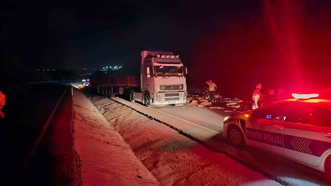 Bandırma'da kontrolden çıkan seramik yüklü tır karşı şeride uçtu