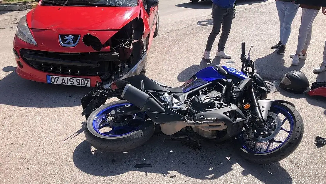 Bandırma'da motosiklet ile otomobil çarpıştı, 1 kişi yaralı