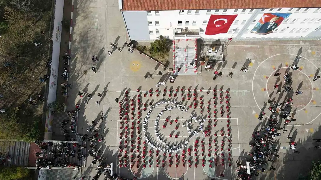 Bandırma'da öğrenciler 'Ay Yıldız ' kareografisi oluşturdu