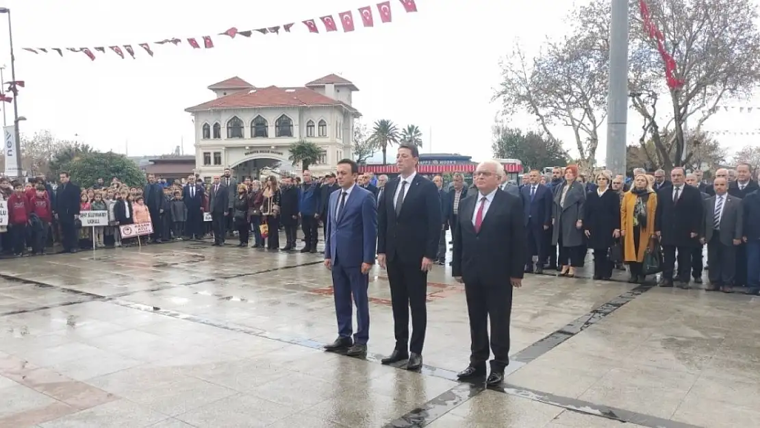 Bandırma'da Öğretmenler günü törenle kutlandı.