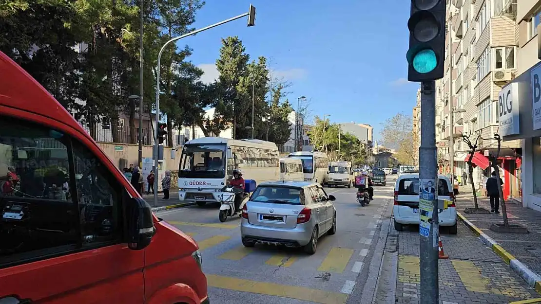 Bandırma'da okul çıkışı, trafik çilesi